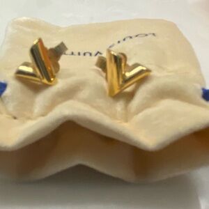 Louis Vuitton Essential V stud earrings